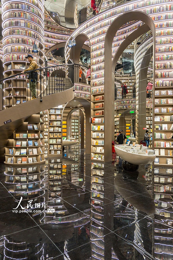 四川都江堰网红书店人气旺市民游客争相打卡