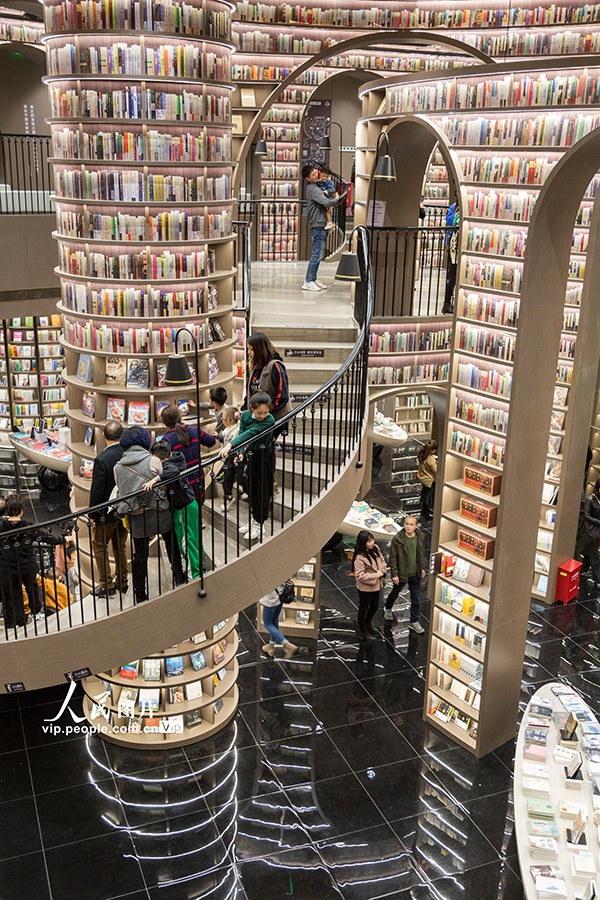 四川都江堰网红书店人气旺市民游客争相打卡