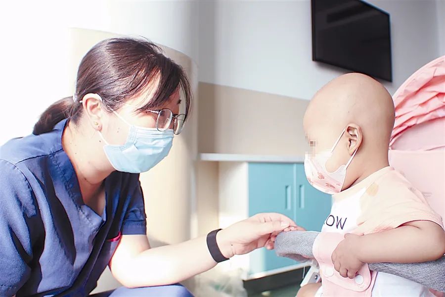 大连市儿童医院的医生在给小患儿看诊