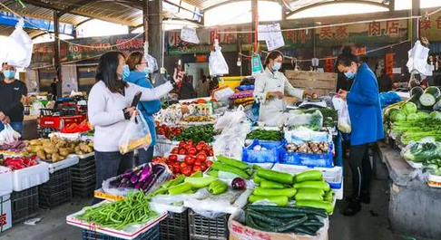 ▲喀什东湖社区内的居民正在买蔬菜 图片来源：喀什市委宣传部微信公众号