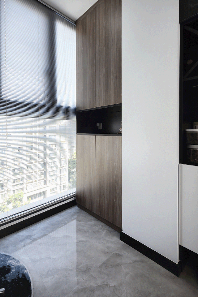 将北阳台一侧改造成工作区,用镂空隔断进行了简单的分隔,既独立又能