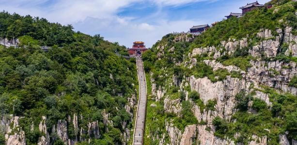 而在这片伟大的土地上,还遍布不少名山大川,比如泰山,沂蒙山,崂山,昆