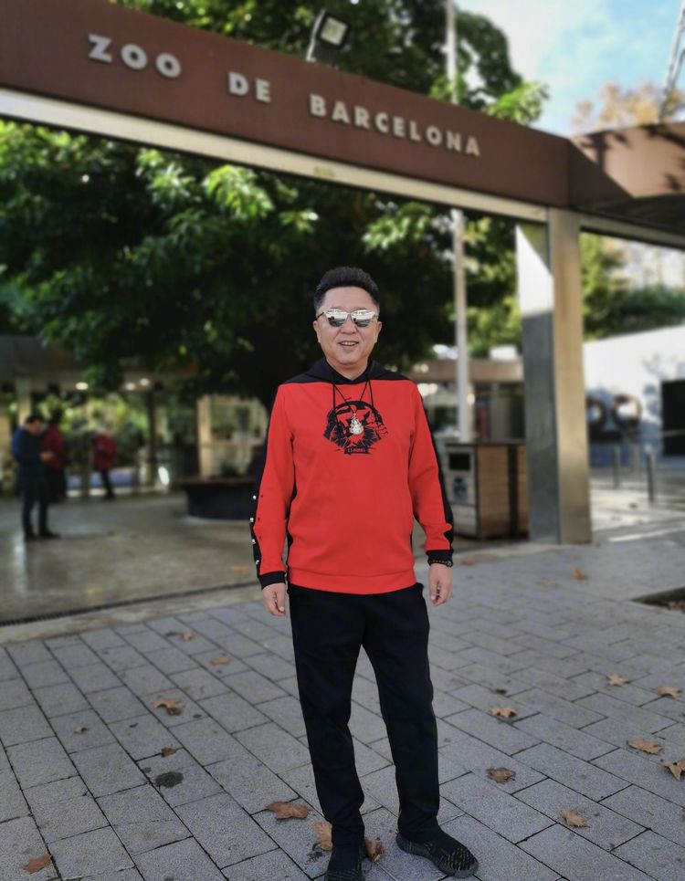 于谦夫妻录综艺,两人和谐秀恩爱,t恤配玉串大叔也有范儿