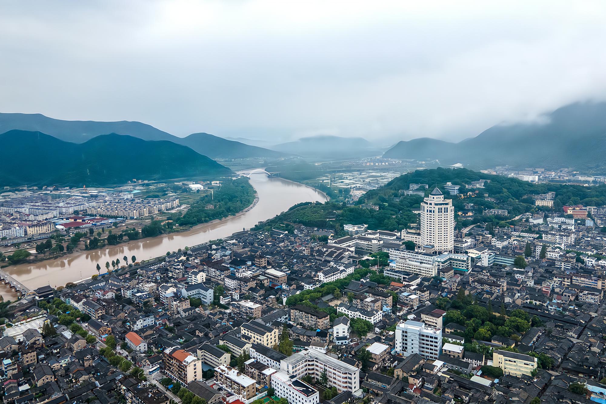 近年来,临海市的旅游发展非常不错,尤其是以台州府城为核心的景区