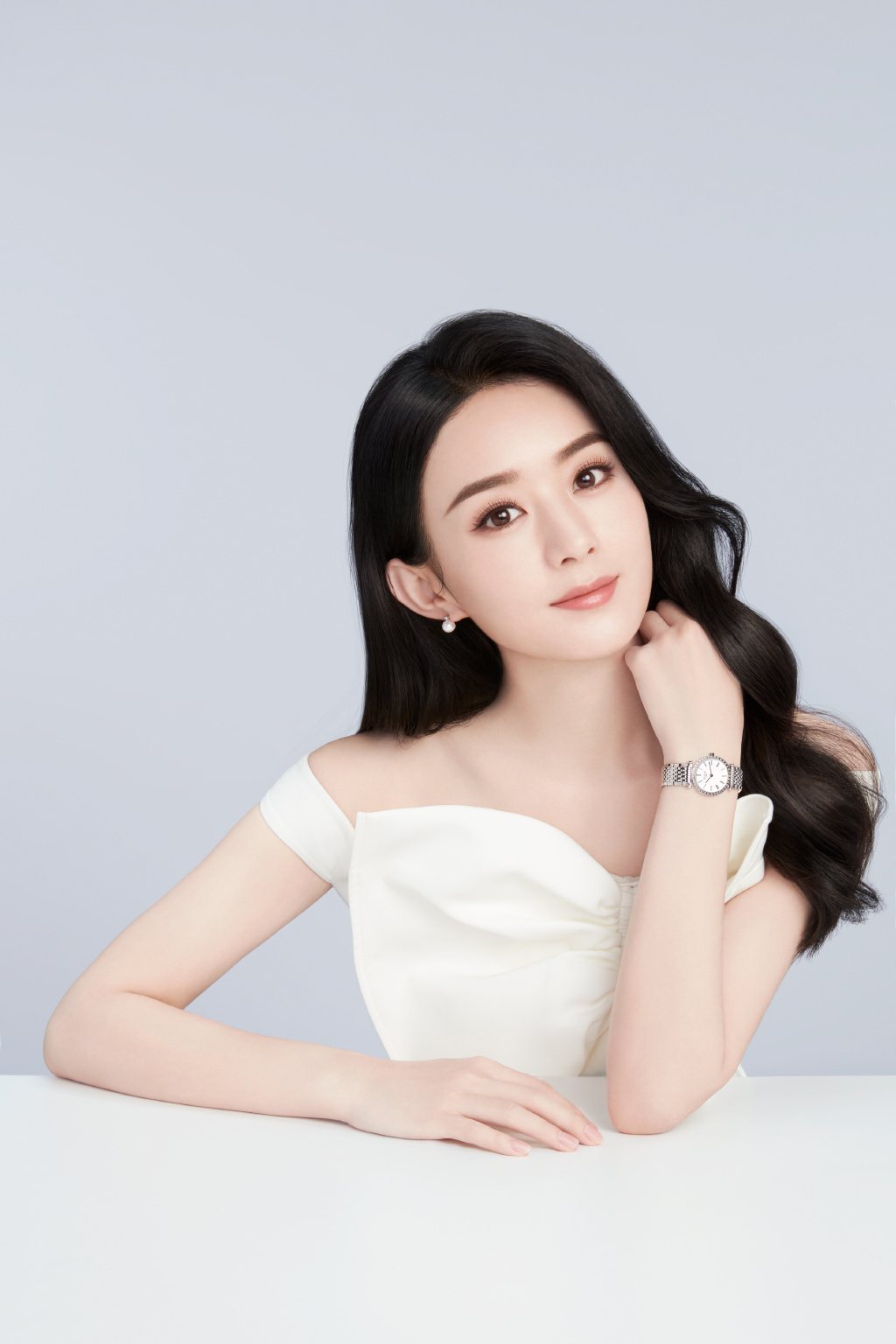 赵丽颖越来越美了,穿纯白色露肩装配微卷长发,优雅似名媛