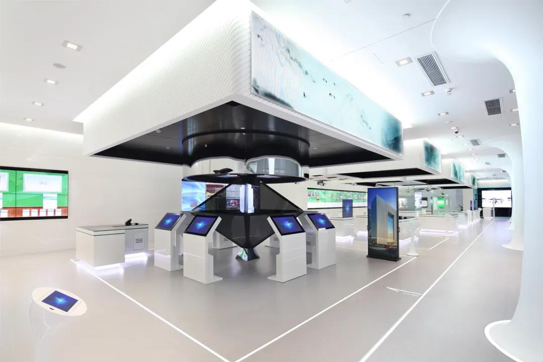 清晰的大屏幕及简洁,高效的ui设计如极富科技感与高级感的展台此外