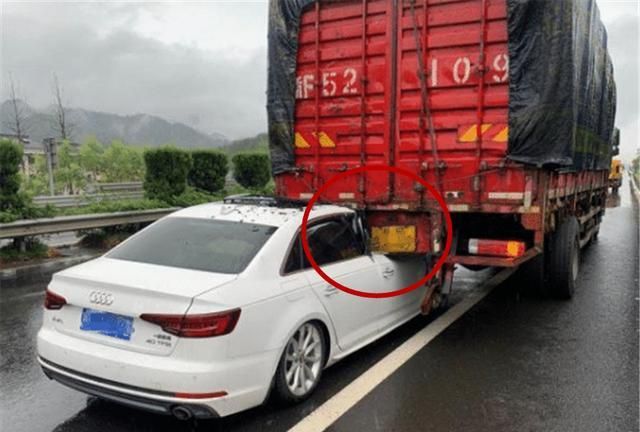 奥迪a4l追尾大货车,a柱表现让车主心寒,莫非德系车都是如此?