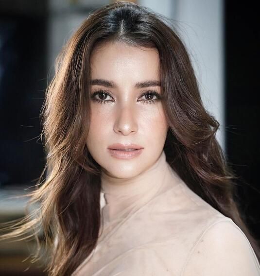 anne 安妮本科是曼谷大学,硕士是法政大学.