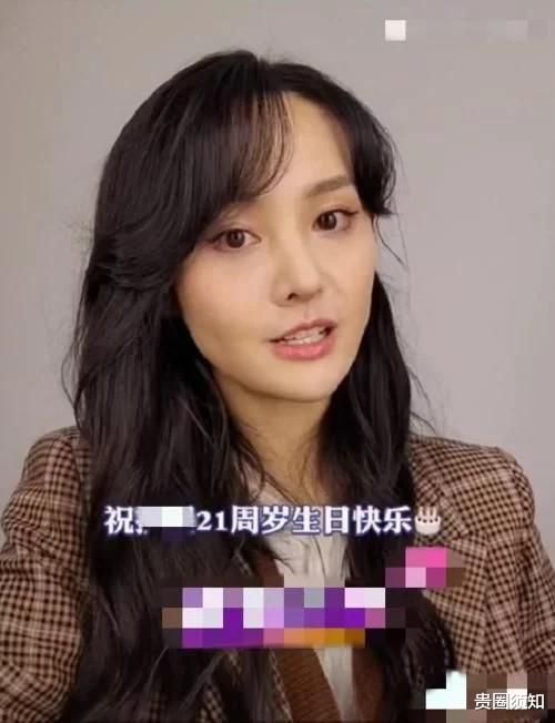 郑爽为品牌录视频憔悴显老,脸颊凹陷法令纹明显,发际线快到头顶