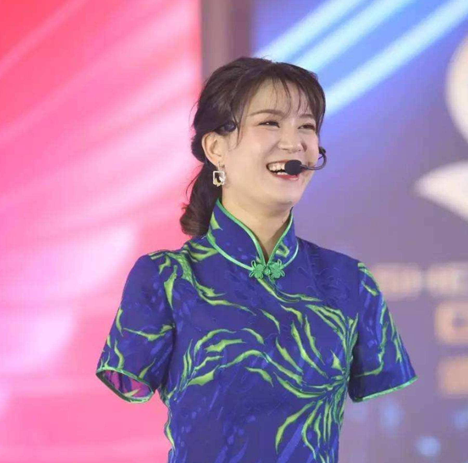 非诚勿扰:23岁无臂美女,台上牵手帅气小伙,下台不久遭甩,现状|雷庆瑶