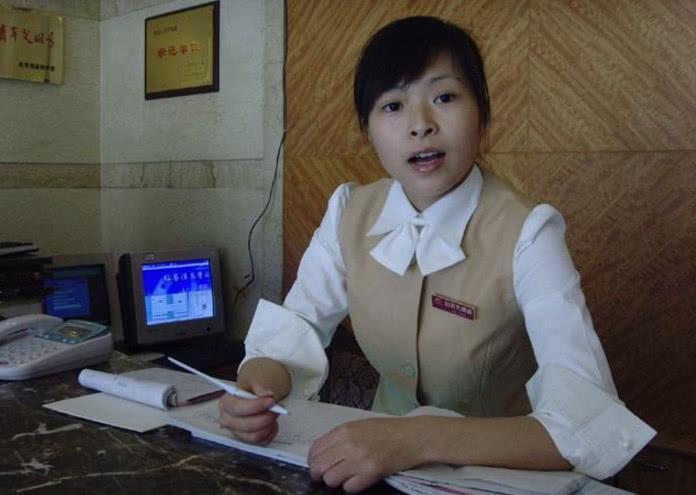 酒店前台工资低还要上夜班,漂亮女生为啥愿意去做?