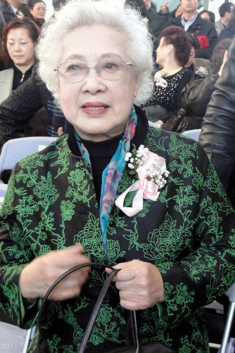 98岁秦怡近照曝光,面容憔悴靠点滴维生,曾经历两次心酸婚姻