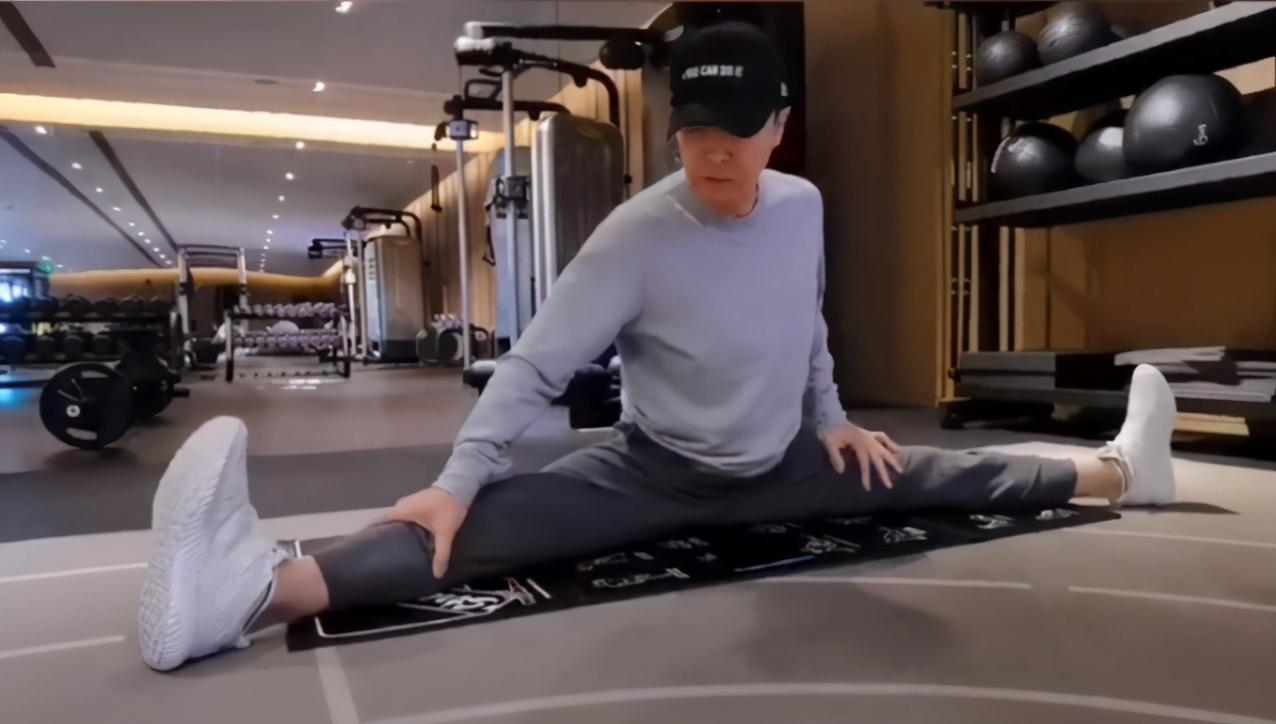 甄子丹走出岳父离世阴影57岁积极健身还劈叉被指想再拼一胎