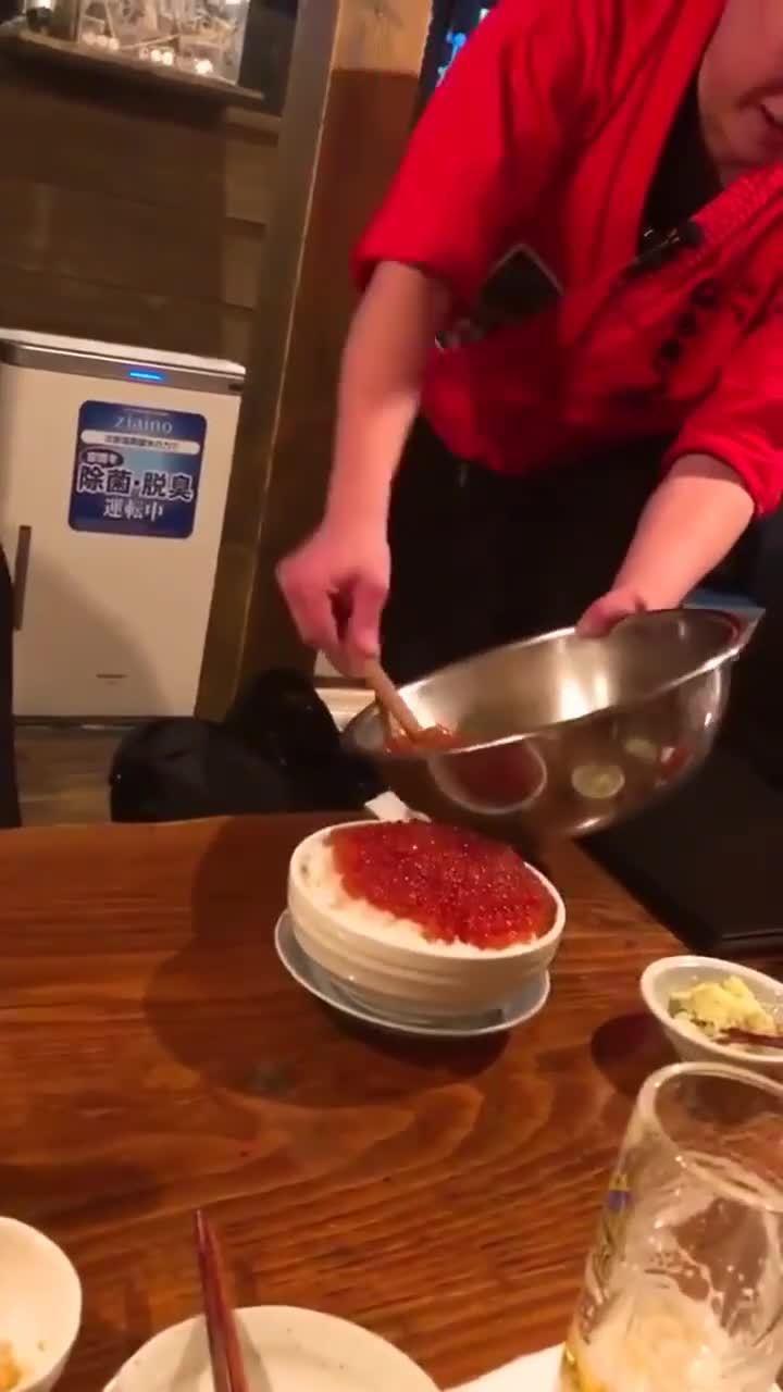 一个人在家一边刷韩剧一边吃拌饭真的很幸福