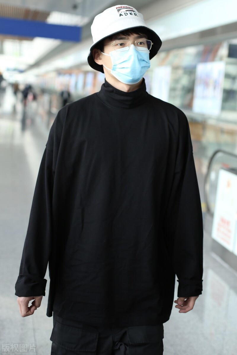 刘昊然穿纯黑色系现身机场,戴眼镜渔夫帽斯文儒雅还是乖巧弟弟
