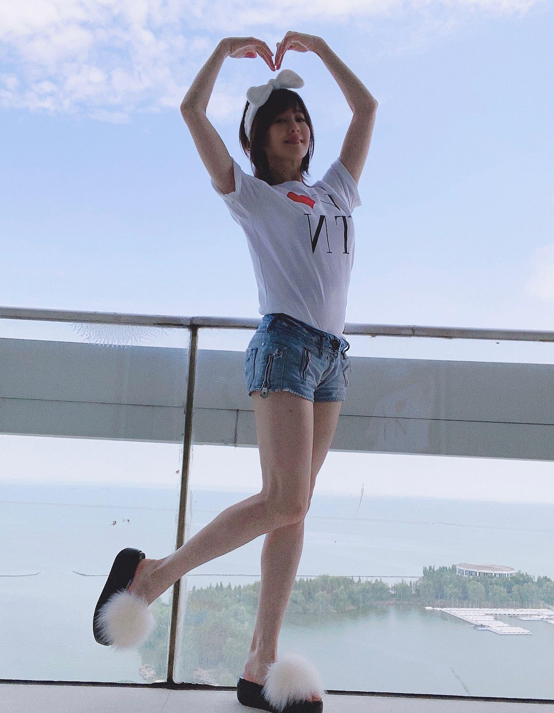 大家都知道左小青是文艺范儿的女明星,这样的她穿着日常装自然更有