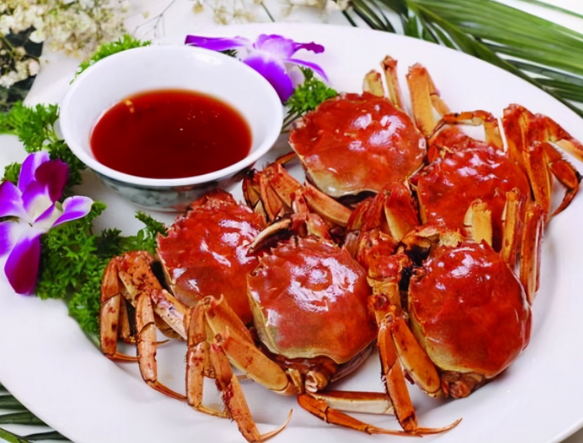 大厨表示:自己在家蒸螃蟹,要是需要将其捆绑起来的,之所以要绑住螃蟹