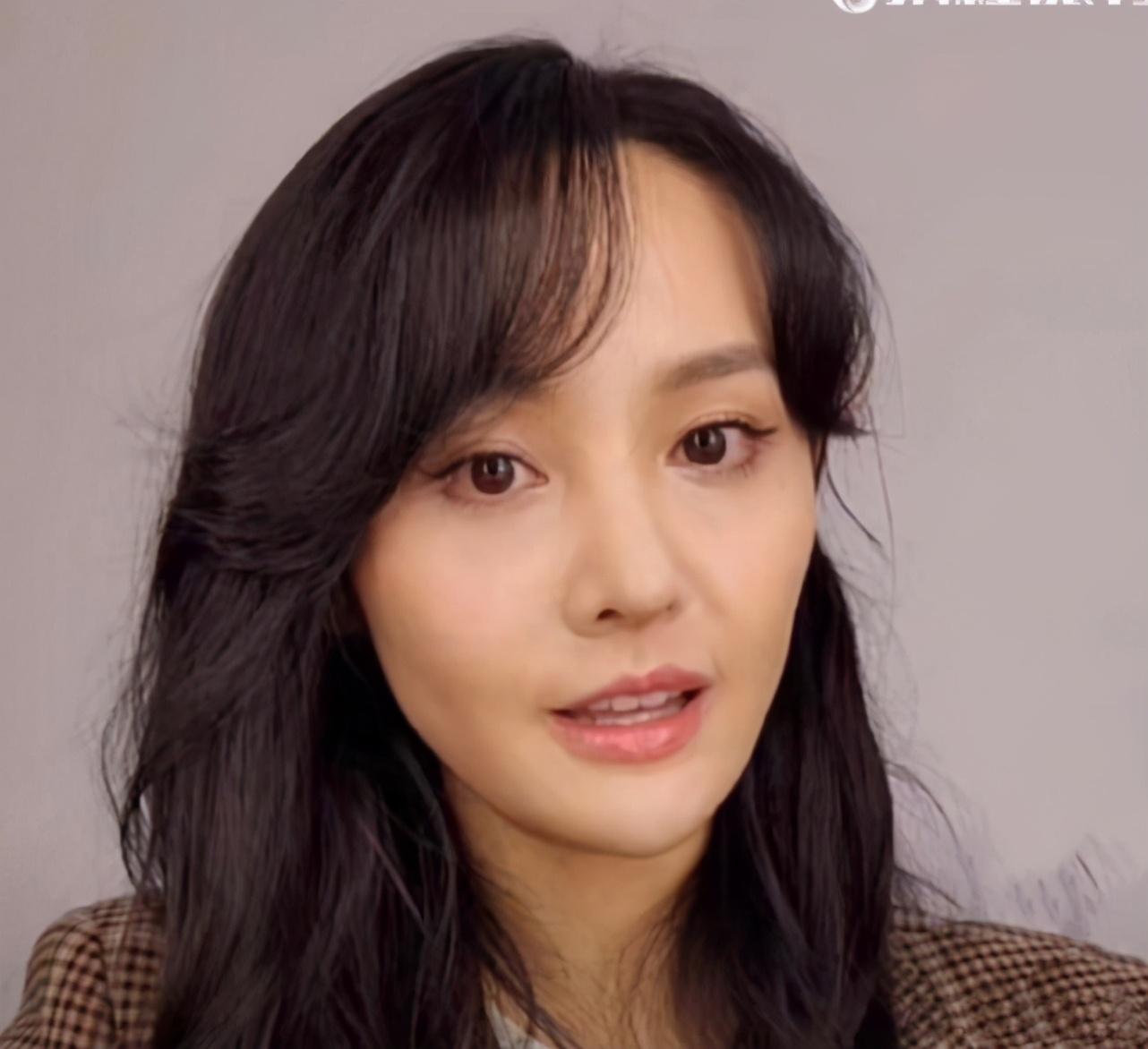 郑爽代言出镜状态差,法令纹抢镜显老,一年未拍戏已成综艺咖