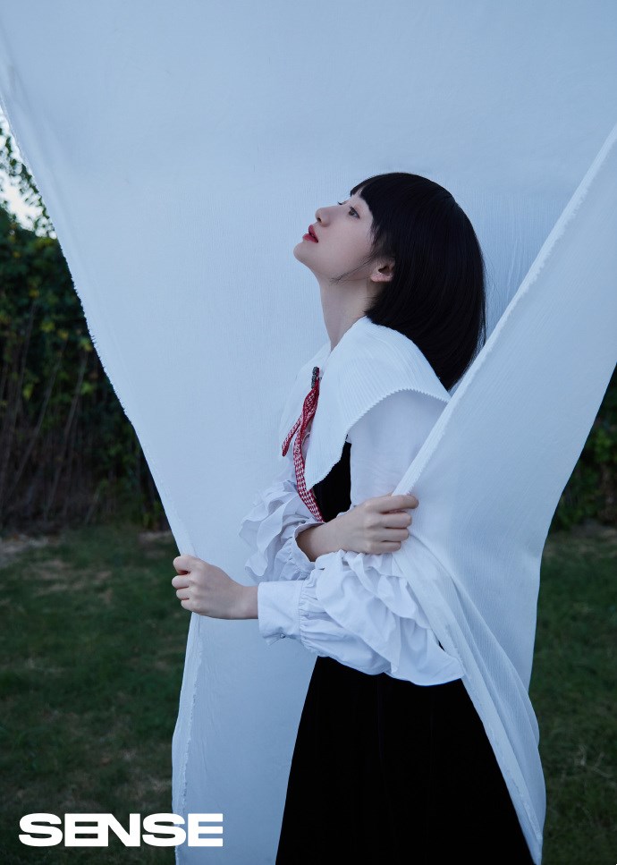 90后小花旦郭晓婷最新时尚大片惊艳众人红裙美艳短发灵气