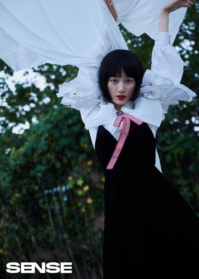 90后小花旦郭晓婷最新时尚大片惊艳众人红裙美艳短发灵气