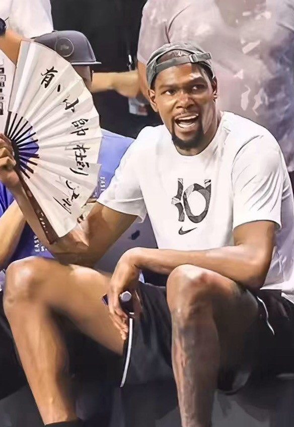 杜兰特-杜小帅在中国有着超高人气的库里,在一次中国行中不仅系上了