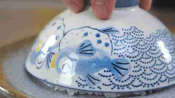 将米饭碗倒扣在盘中.
