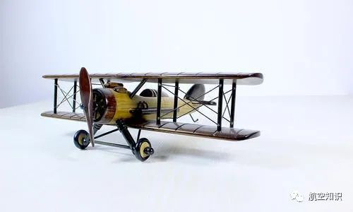 "飞行者一号"是人类历史上第一架能够自由飞行,并且完全可以操纵的