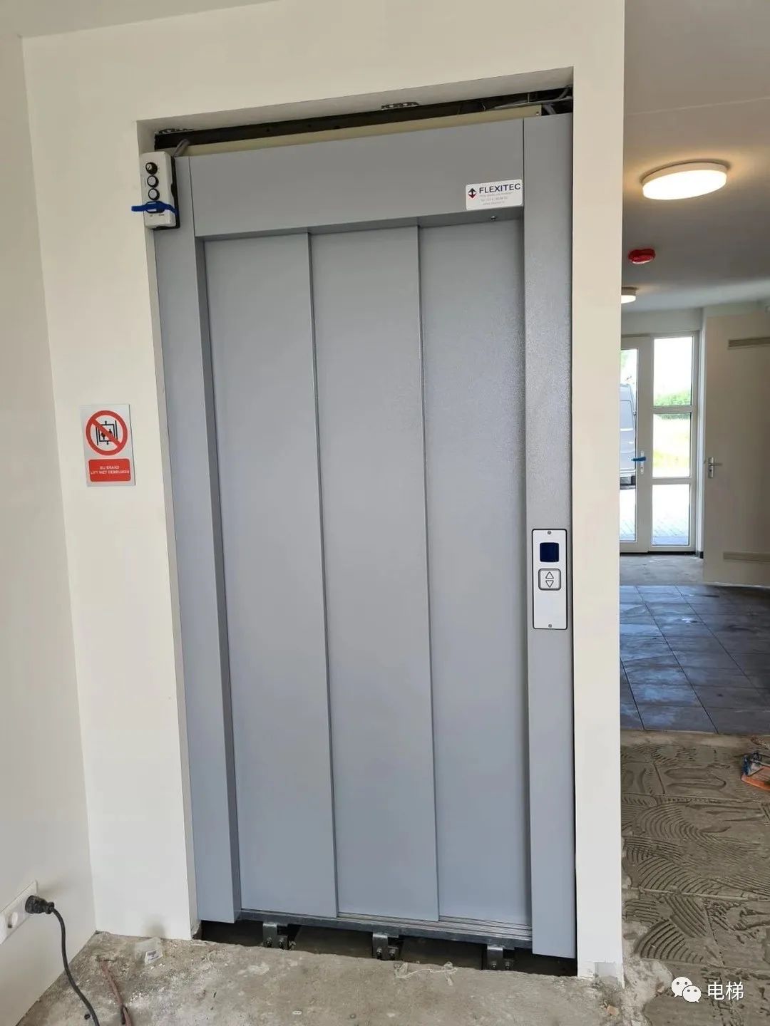 实拍强制驱动钢带电梯