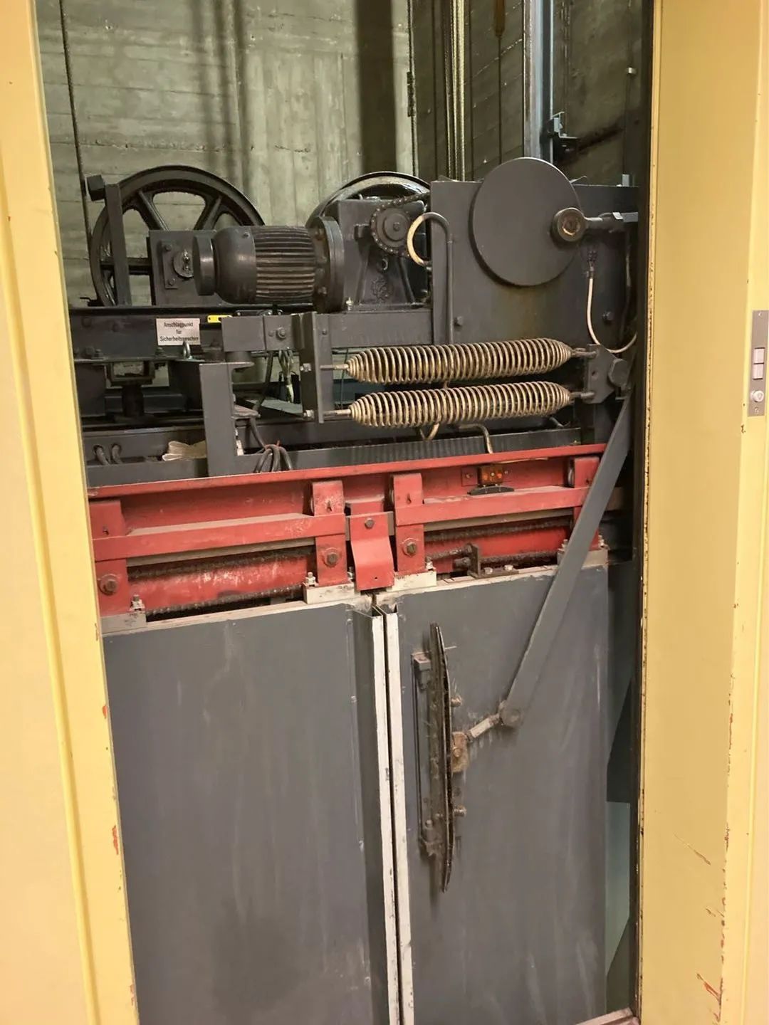 这种电梯门机你没见过