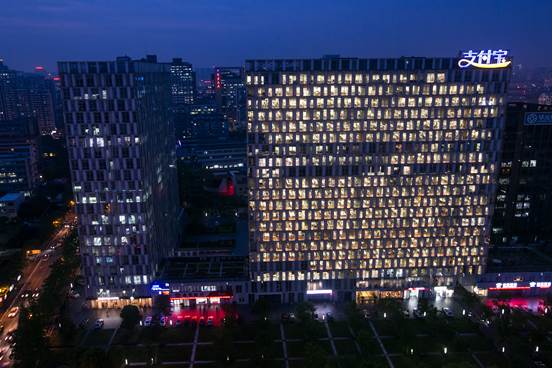 灯火通明的支付宝总部大楼摄影 陈中秋