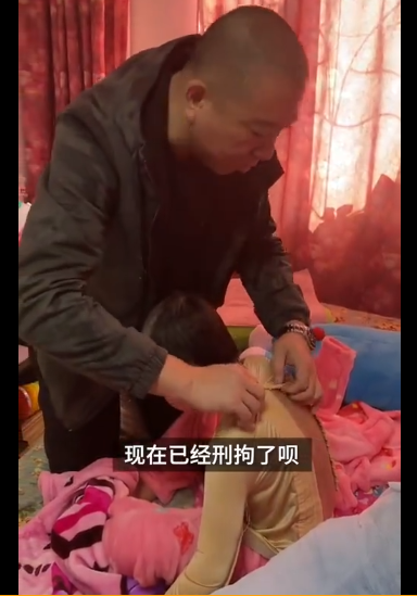 沸水浇头、铁钳拔牙、烧嘴唇...6岁女童被亲妈和男友狂虐3个月 外婆报警还收到死亡威胁休闲区蓝鸢梦想 - Www.slyday.coM