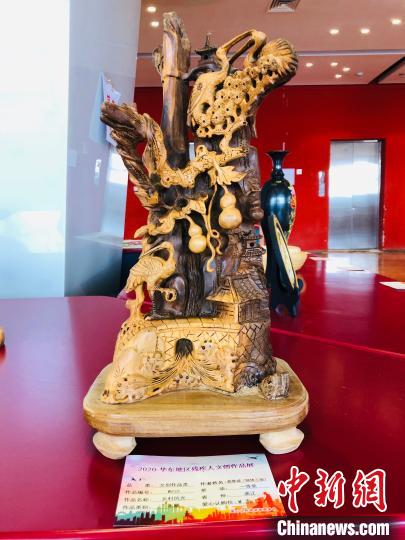 木雕《乡村风光》获文创作品类一等奖。　王祖敏 摄