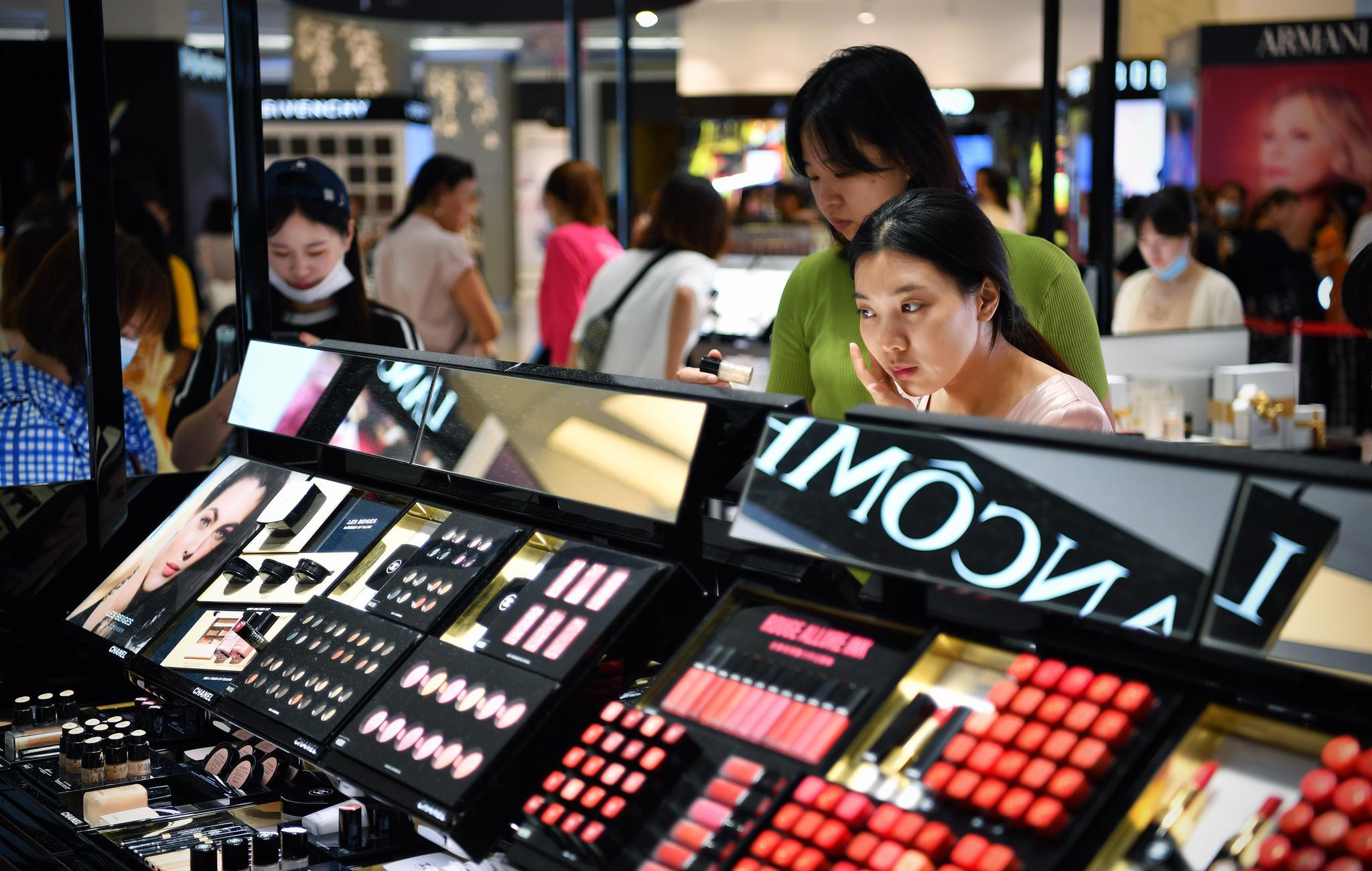 年轻人在免税店挑选化妆品 郭程 摄