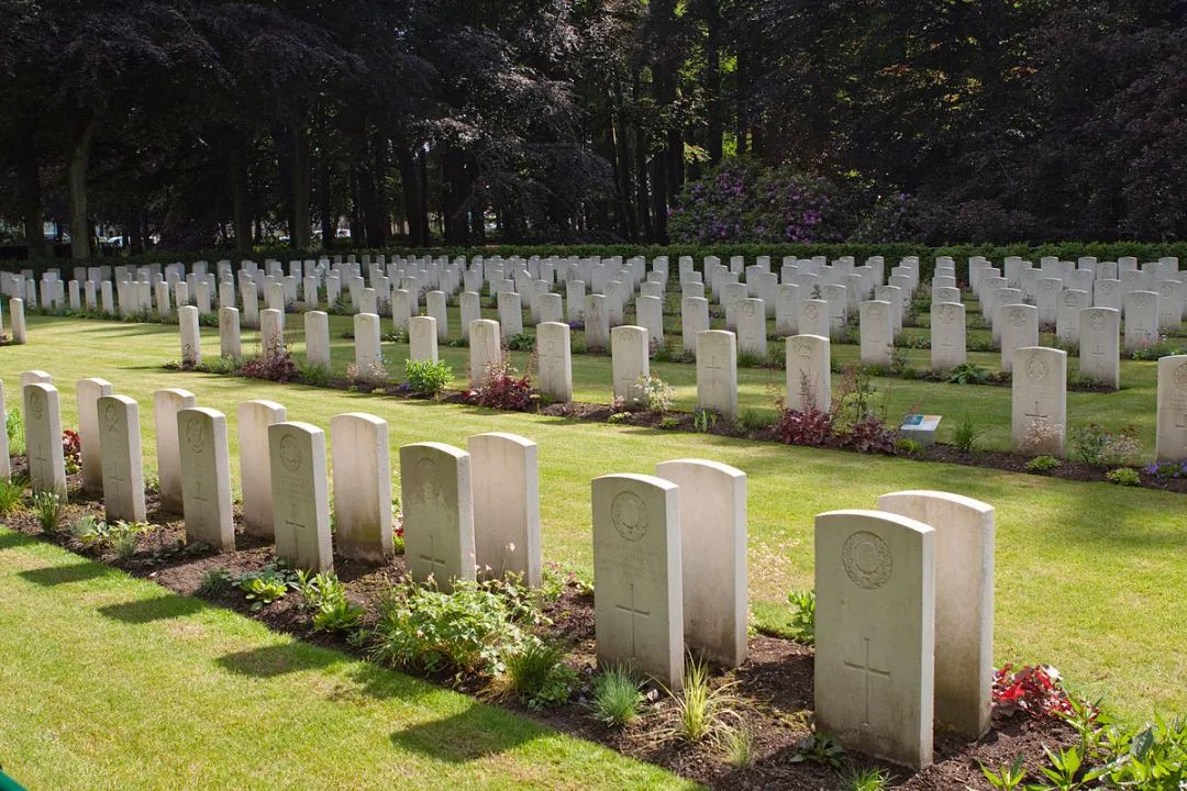 此外墓地还有一个犹太人区,16个波兰和1个法国战争墓地.