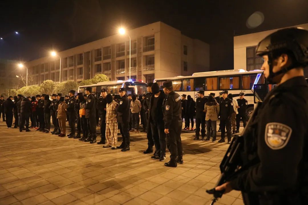 重庆警方破获一起由特大跨境赌博衍生的绑架勒索案 图：平安重庆
