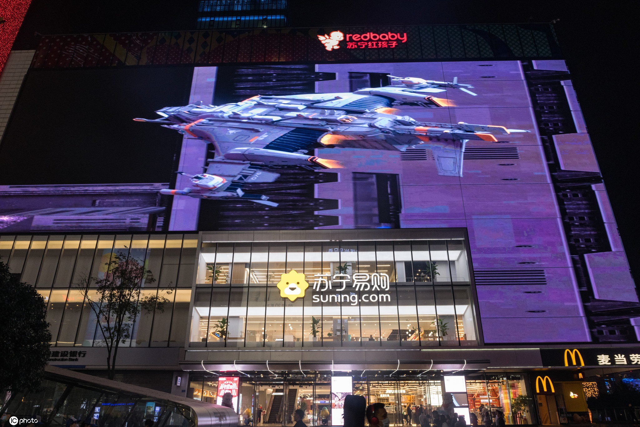 未来已来!重庆一商圈现超酷炫裸眼3d"太空飞船"