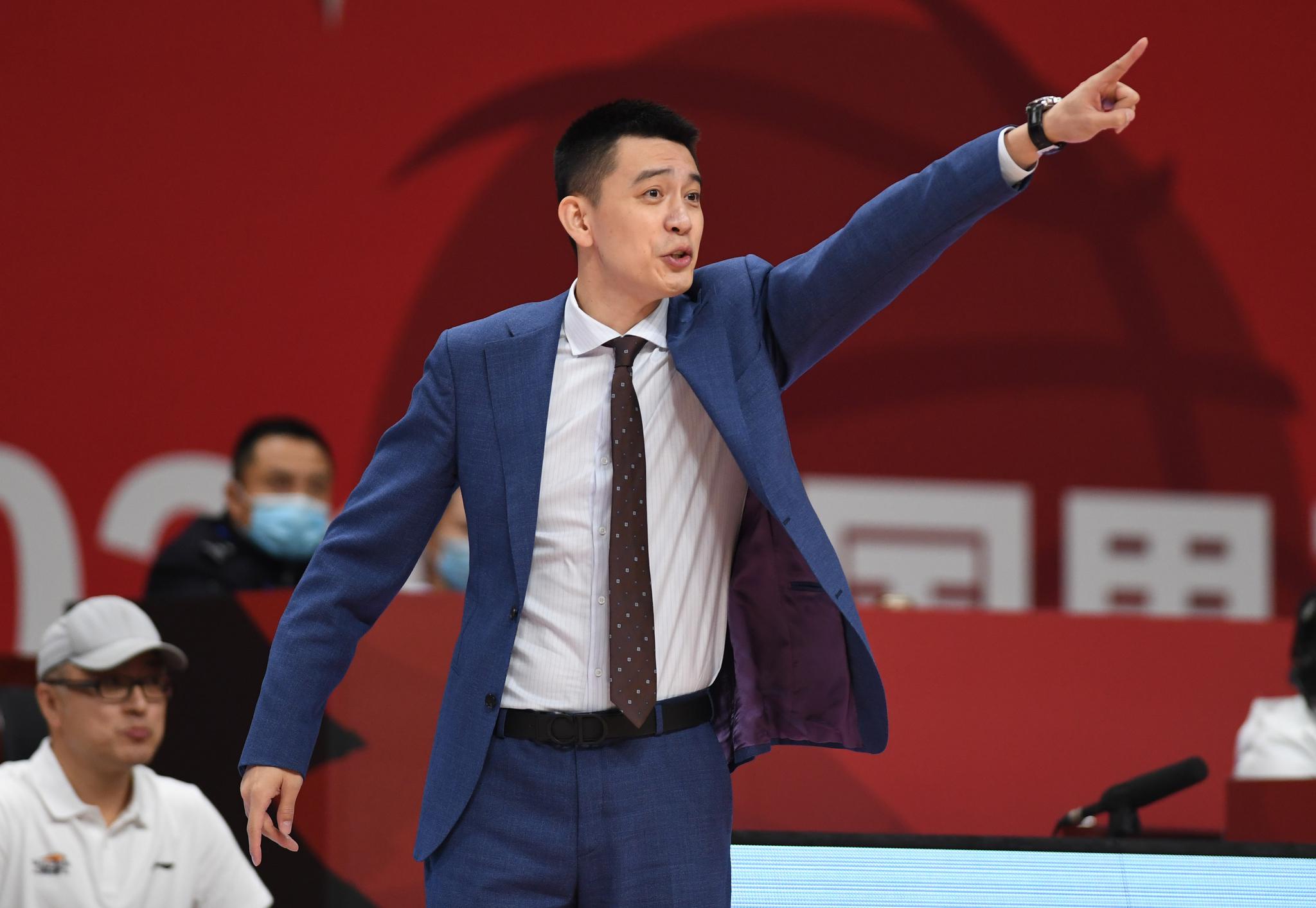 10月23日,辽宁本钢队主教练杨鸣在场边指挥队员.