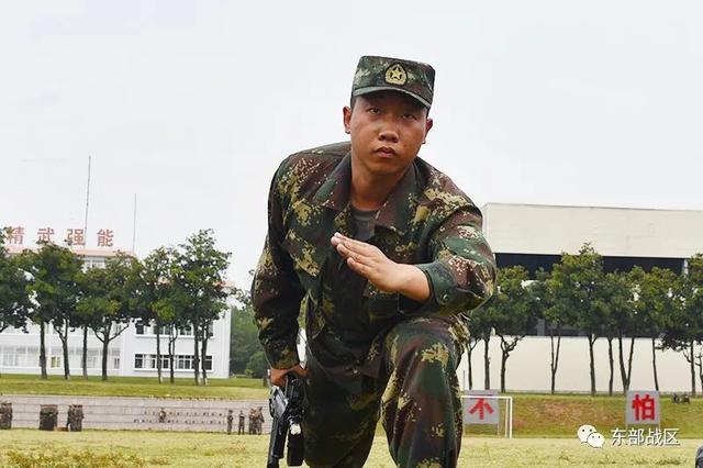 东风快递小哥第一次持枪有多帅图片来了