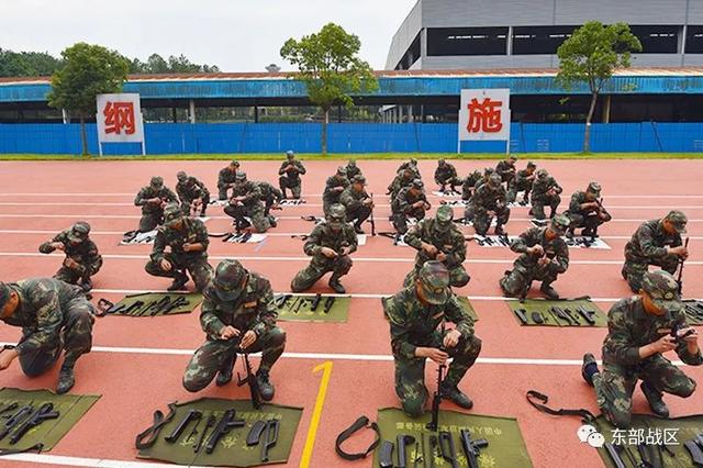 东风快递小哥第一次持枪有多帅图片来了