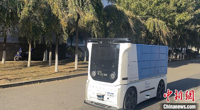 东北高校首次迎来了无人车送快递