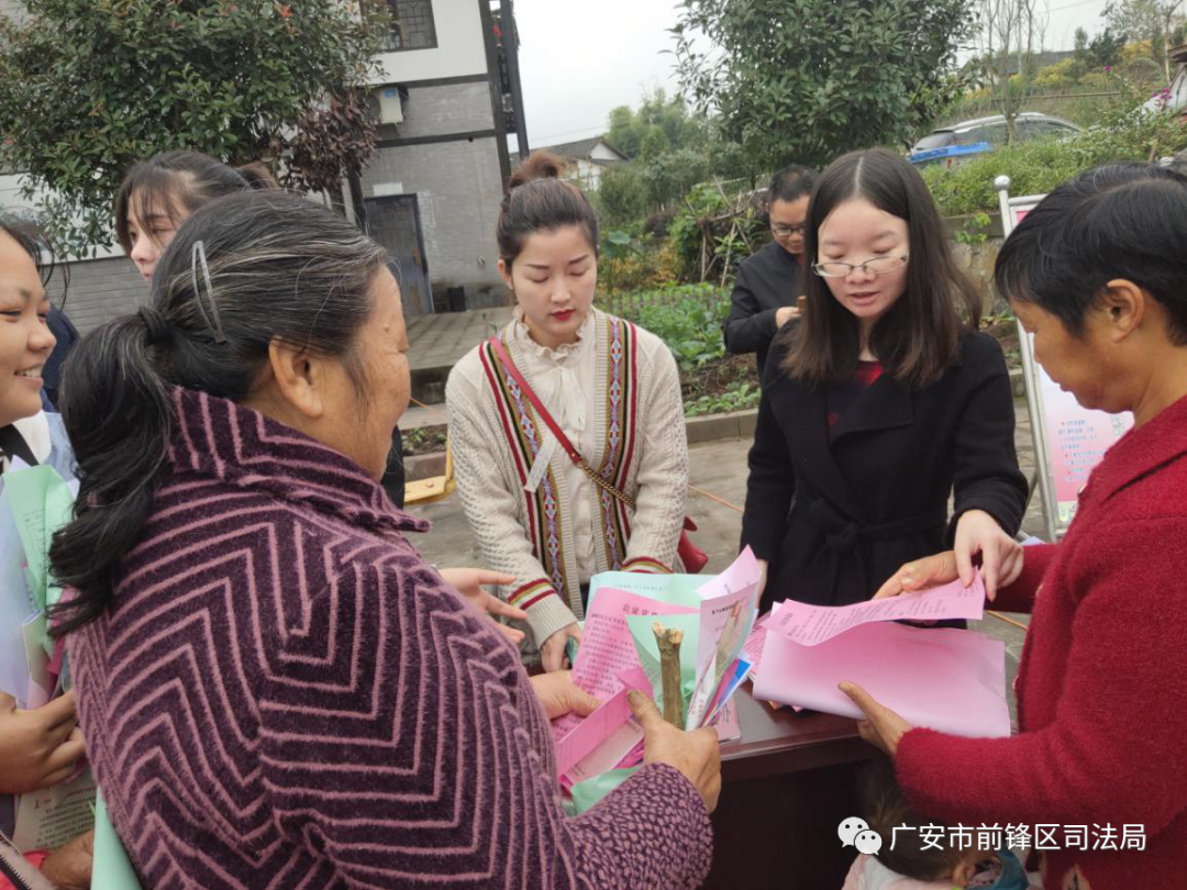 近日,广安市前锋区司法局组织法律服务人员到代市镇会龙村文化广场