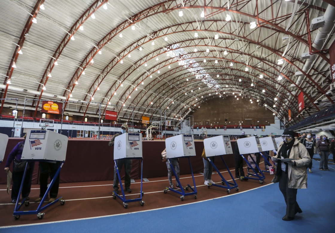 10月27日，選民在美國紐約的一處投票點參加提前投票。 新華社 圖