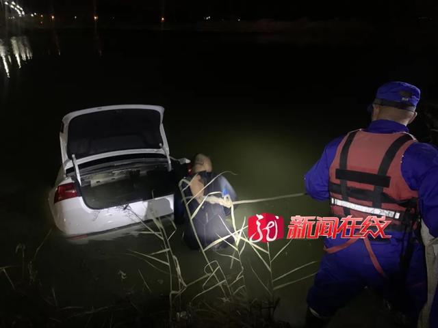 驾驶员是一位新手女司机,女子已在车内溺亡.