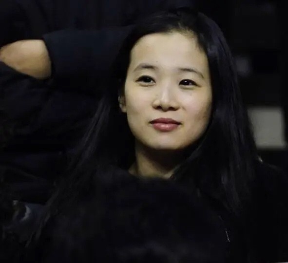 在网络上仅有几张照片而已,相比于现在流行的美女们,杨鸣的老婆应该算