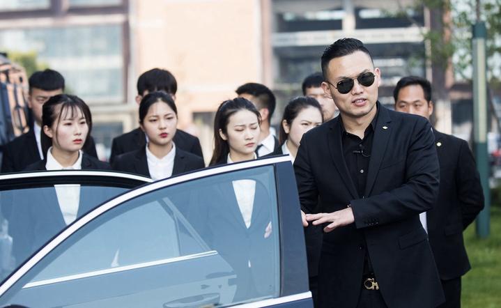 杭州95后女保镖眼中的雇主江湖假富二代拼保镖撑门面