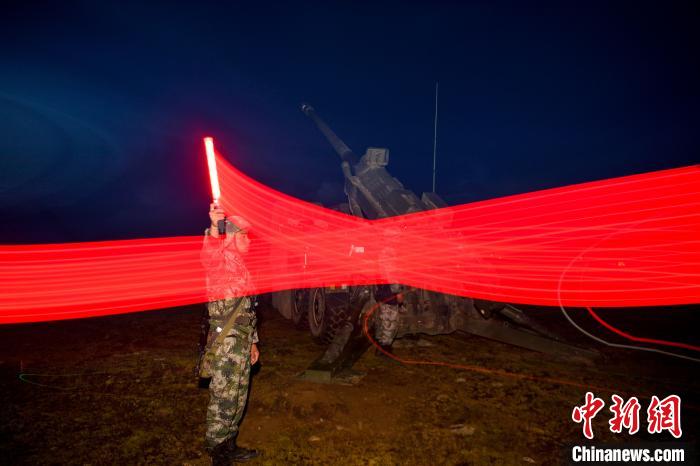 某新型榴弹炮组织夜间射击。　潘涛 摄