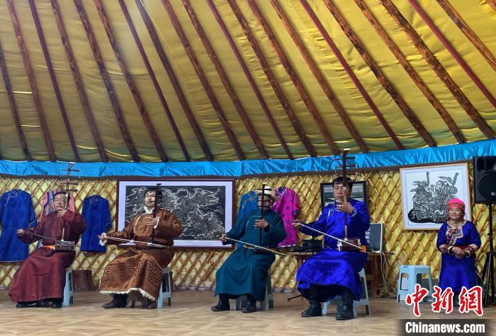 图为当地牧民正在洪格尔巴特尔生态牧场中的蒙古包里演出。　奥蓝 摄
