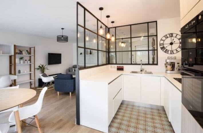 开放式厨房装u型橱柜 两边对角再装玻璃隔断