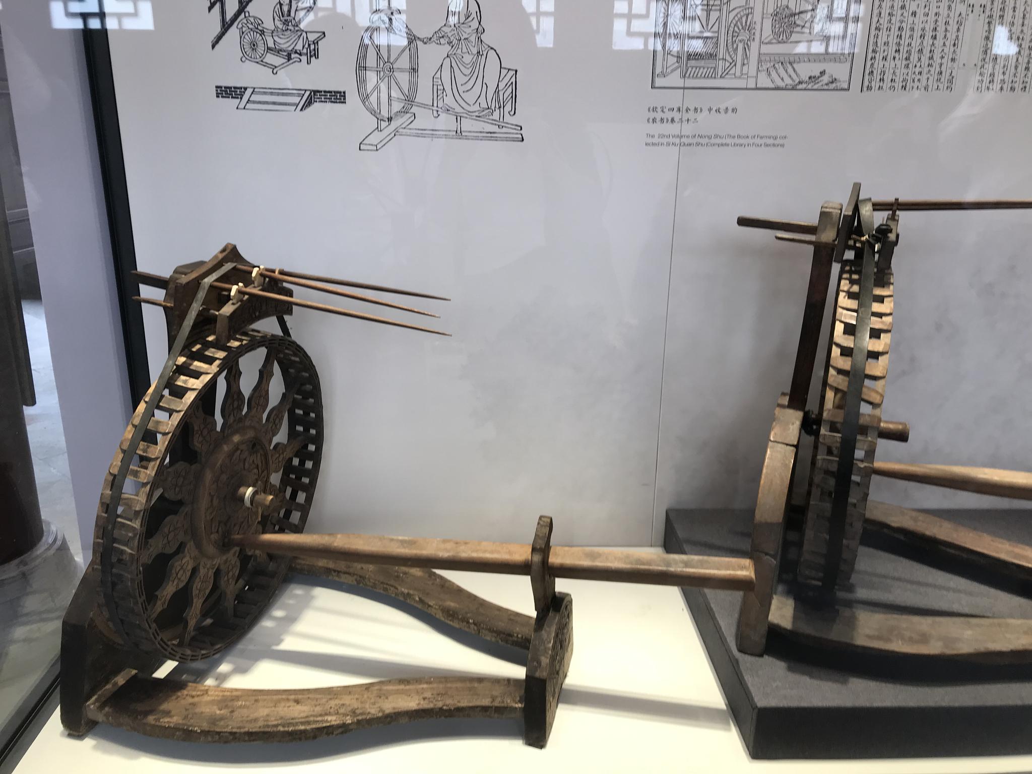 黄道婆纪念馆展出了数台黄道婆发明的三锭纺车