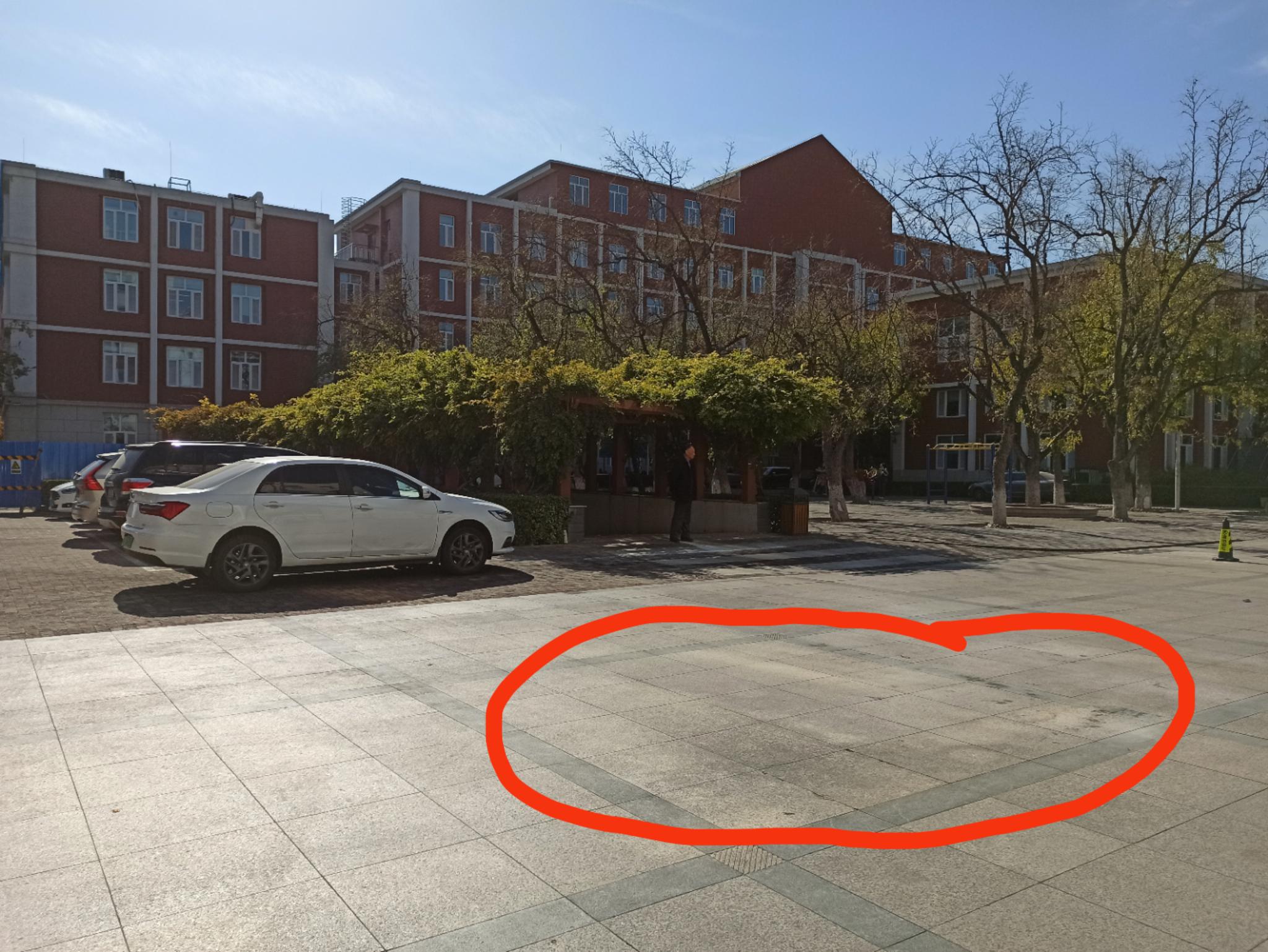 北四环一威马电动汽车停车时突然起火 幸未伤人